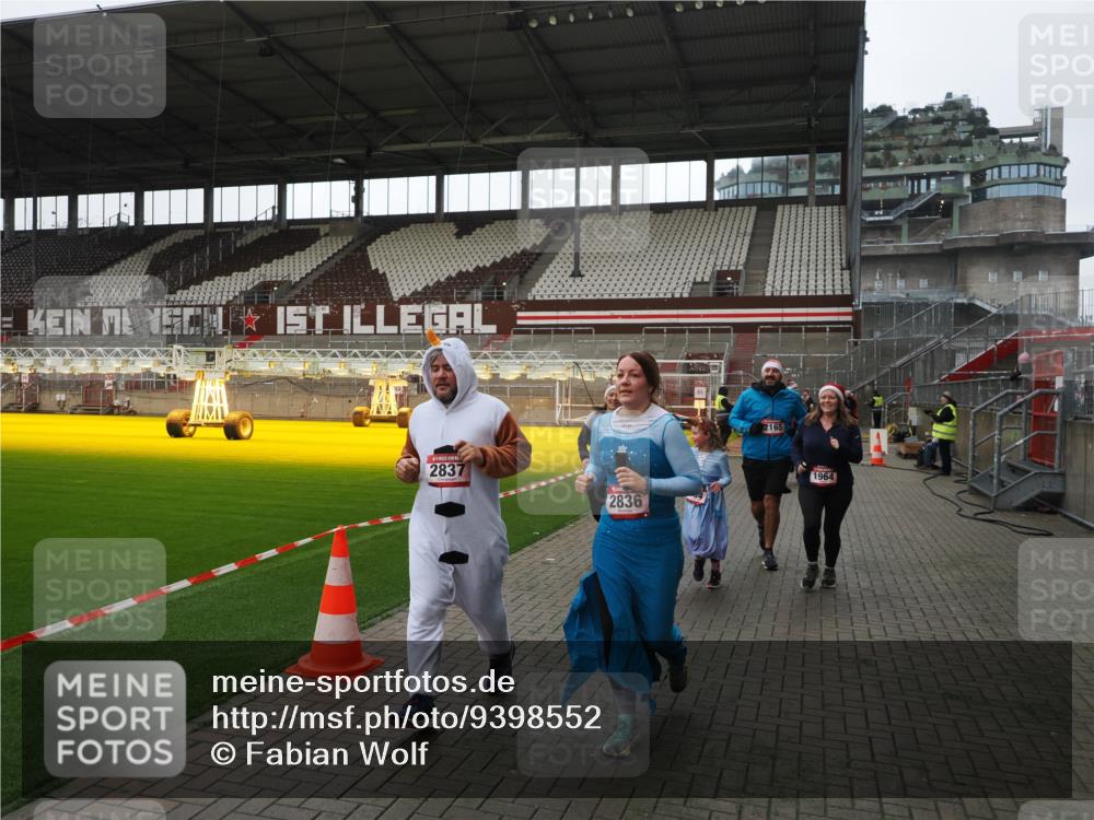 07.12.2025 - St. Pauli X-Mass-Run No. 15 Fabian Wolf http://msf.ph/oto/9398552 07.12.2025 10:51:56 Ziel 328, 1964, 1982, 1984, 2165, 2287, 2289, 2553, 2593, 2607, 2836, 2837, 3223, 3228, 4550 meine-sportfotos.de