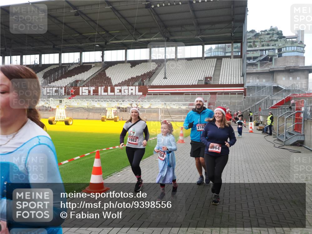 07.12.2025 - St. Pauli X-Mass-Run No. 15 Fabian Wolf http://msf.ph/oto/9398556 07.12.2025 10:51:57 Ziel 328, 1964, 1982, 1984, 2165, 2287, 2289, 2592, 2593, 2607, 2836, 2837, 3223, 3228, 4550 meine-sportfotos.de