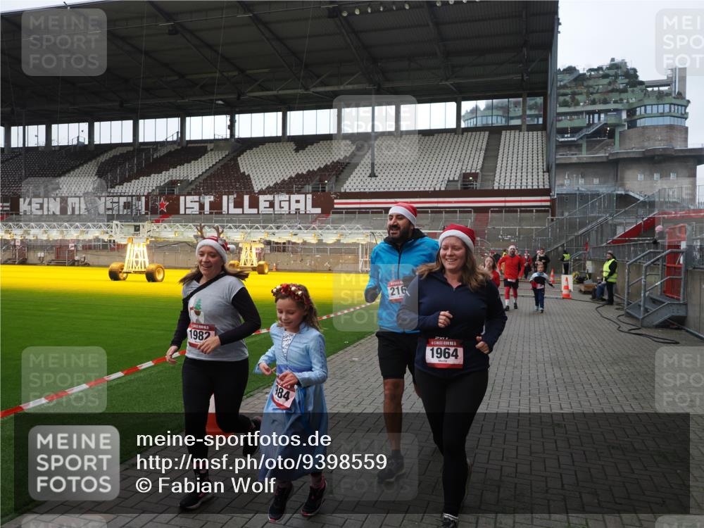 07.12.2025 - St. Pauli X-Mass-Run No. 15 Fabian Wolf http://msf.ph/oto/9398559 07.12.2025 10:51:58 Ziel 328, 1964, 1982, 1984, 2165, 2287, 2289, 2592, 2593, 2607, 2661, 2836, 2837, 3223, 3228, 4550 meine-sportfotos.de