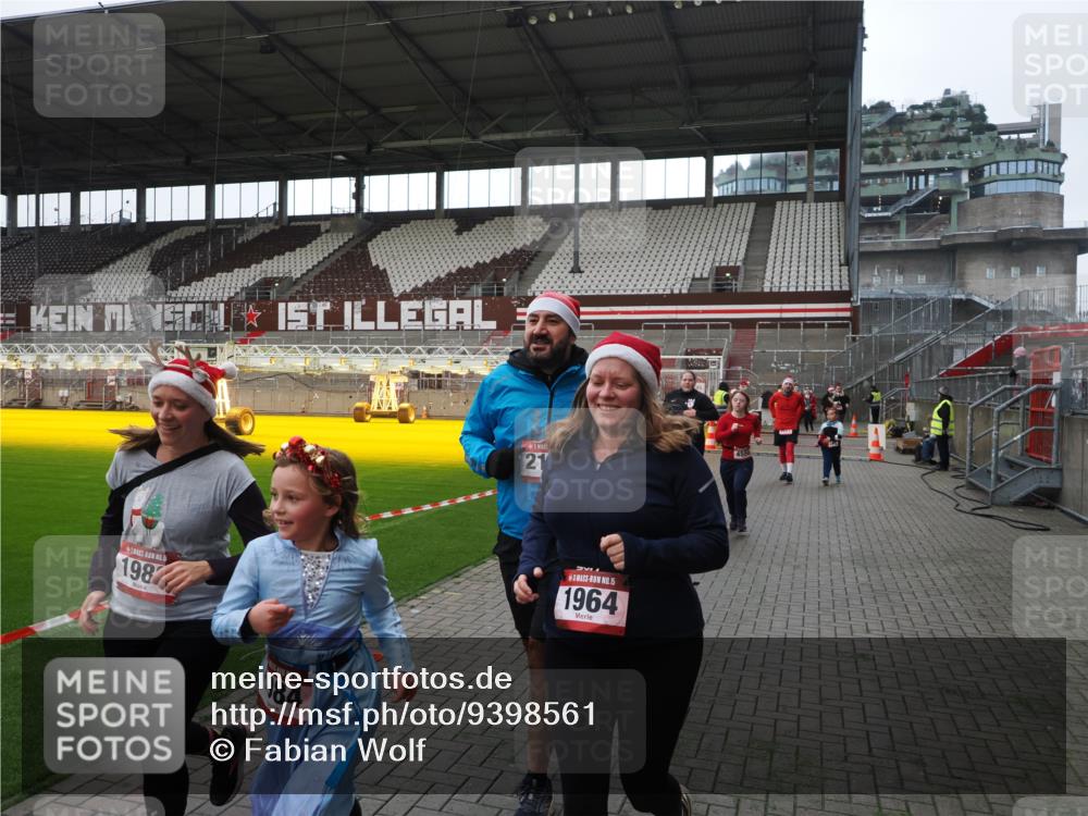 07.12.2025 - St. Pauli X-Mass-Run No. 15 Fabian Wolf http://msf.ph/oto/9398561 07.12.2025 10:51:58 Ziel 328, 1964, 1982, 1984, 2165, 2287, 2289, 2592, 2593, 2607, 2661, 2836, 2837, 3223, 3228, 4550 meine-sportfotos.de