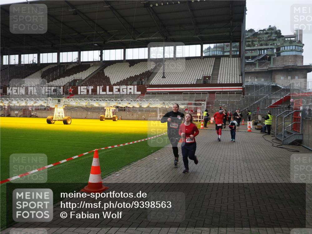 07.12.2025 - St. Pauli X-Mass-Run No. 15 Fabian Wolf http://msf.ph/oto/9398563 07.12.2025 10:51:59 Ziel 328, 1964, 1982, 1984, 2165, 2287, 2289, 2592, 2593, 2607, 2661, 2836, 2837, 3223, 3228, 4550 meine-sportfotos.de