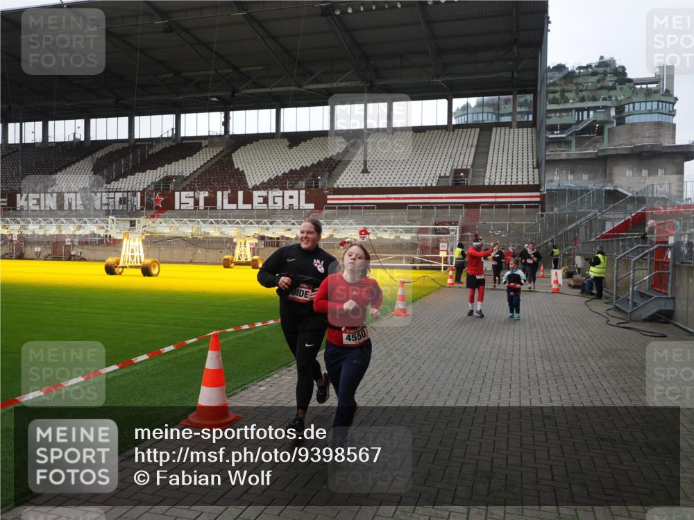 07.12.2025 - St. Pauli X-Mass-Run No. 15 Fabian Wolf http://msf.ph/oto/9398567 07.12.2025 10:52:00 Ziel 328, 1964, 1982, 1984, 2165, 2287, 2289, 2592, 2593, 2607, 2661, 2836, 2837, 3223, 3228, 4550, 4879 meine-sportfotos.de