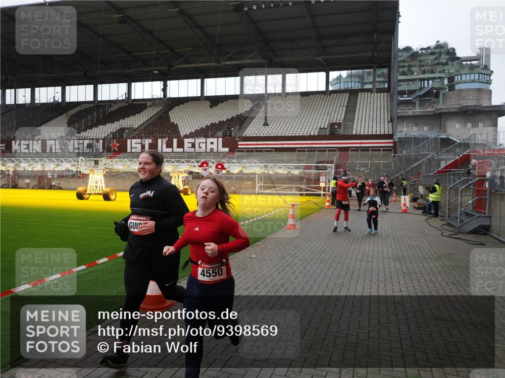 07.12.2025 - St. Pauli X-Mass-Run No. 15 Fabian Wolf http://msf.ph/oto/9398569 07.12.2025 10:52:00 Ziel 328, 1964, 1982, 1984, 2165, 2287, 2289, 2592, 2593, 2607, 2661, 2836, 2837, 3223, 3228, 4550, 4879 meine-sportfotos.de