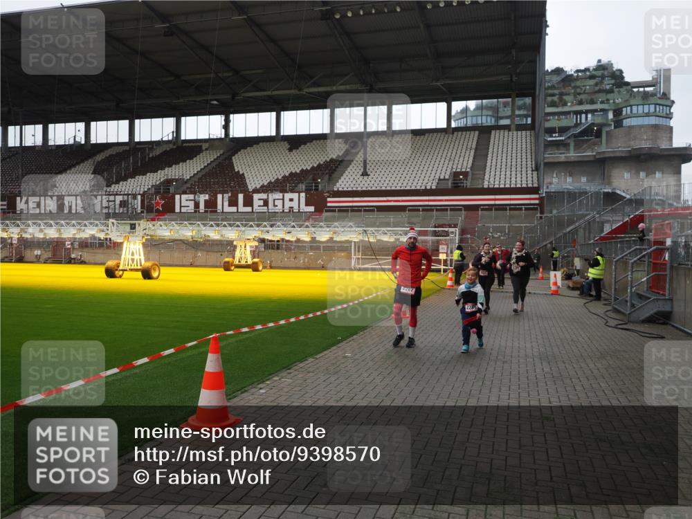 07.12.2025 - St. Pauli X-Mass-Run No. 15 Fabian Wolf http://msf.ph/oto/9398570 07.12.2025 10:52:03 Ziel 1964, 1982, 1984, 2165, 2287, 2289, 2592, 2593, 2607, 2661, 2836, 2837, 3228, 4550, 4865, 4879, 4880 meine-sportfotos.de