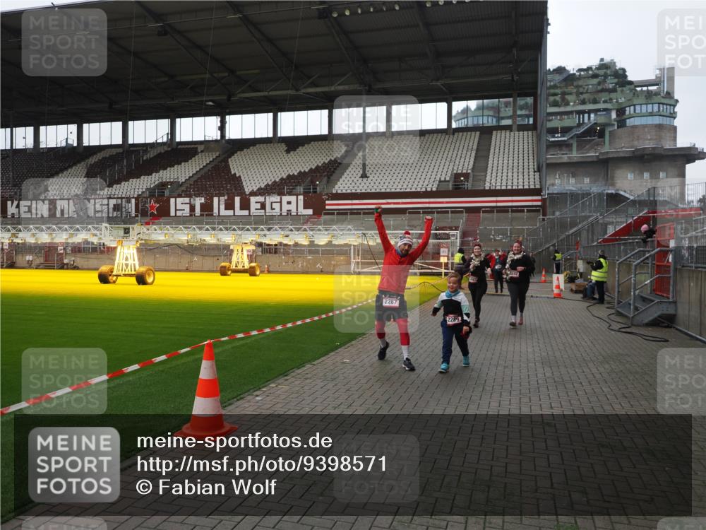 07.12.2025 - St. Pauli X-Mass-Run No. 15 Fabian Wolf http://msf.ph/oto/9398571 07.12.2025 10:52:04 Ziel 1964, 1982, 1984, 2165, 2287, 2289, 2592, 2593, 2607, 2661, 2836, 2837, 4550, 4865, 4879, 4880 meine-sportfotos.de