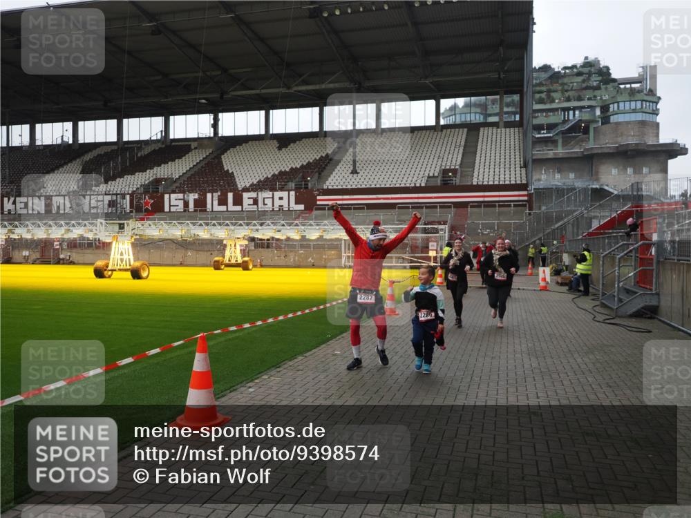 07.12.2025 - St. Pauli X-Mass-Run No. 15 Fabian Wolf http://msf.ph/oto/9398574 07.12.2025 10:52:05 Ziel 1964, 1982, 1984, 2165, 2287, 2289, 2592, 2661, 2836, 2837, 4550, 4865, 4879, 4880 meine-sportfotos.de