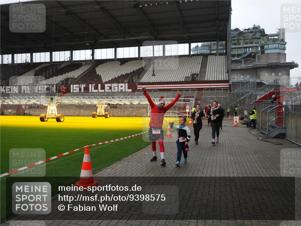07.12.2025 - St. Pauli X-Mass-Run No. 15 Fabian Wolf http://msf.ph/oto/9398575 07.12.2025 10:52:05 Ziel 1964, 1982, 1984, 2165, 2287, 2289, 2592, 2661, 2836, 2837, 4550, 4865, 4879, 4880 meine-sportfotos.de