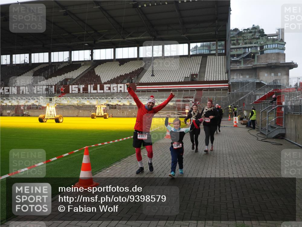 07.12.2025 - St. Pauli X-Mass-Run No. 15 Fabian Wolf http://msf.ph/oto/9398579 07.12.2025 10:52:06 Ziel 27, 1964, 1982, 1984, 2165, 2287, 2289, 2592, 2661, 2836, 2837, 4550, 4865, 4879, 4880 meine-sportfotos.de