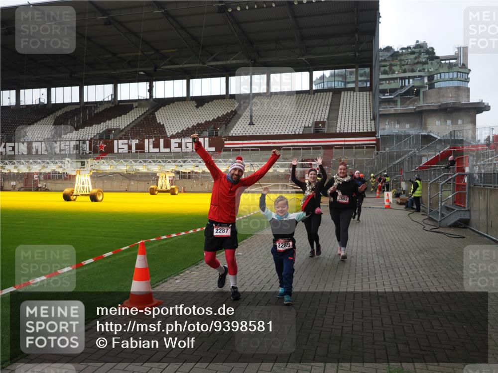 07.12.2025 - St. Pauli X-Mass-Run No. 15 Fabian Wolf http://msf.ph/oto/9398581 07.12.2025 10:52:06 Ziel 27, 1964, 1982, 1984, 2165, 2287, 2289, 2592, 2661, 2836, 2837, 4550, 4865, 4879, 4880 meine-sportfotos.de