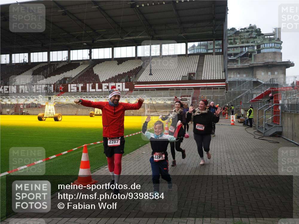 07.12.2025 - St. Pauli X-Mass-Run No. 15 Fabian Wolf http://msf.ph/oto/9398584 07.12.2025 10:52:07 Ziel 27, 1964, 1982, 1984, 2165, 2287, 2289, 2592, 2661, 4550, 4865, 4879, 4880 meine-sportfotos.de