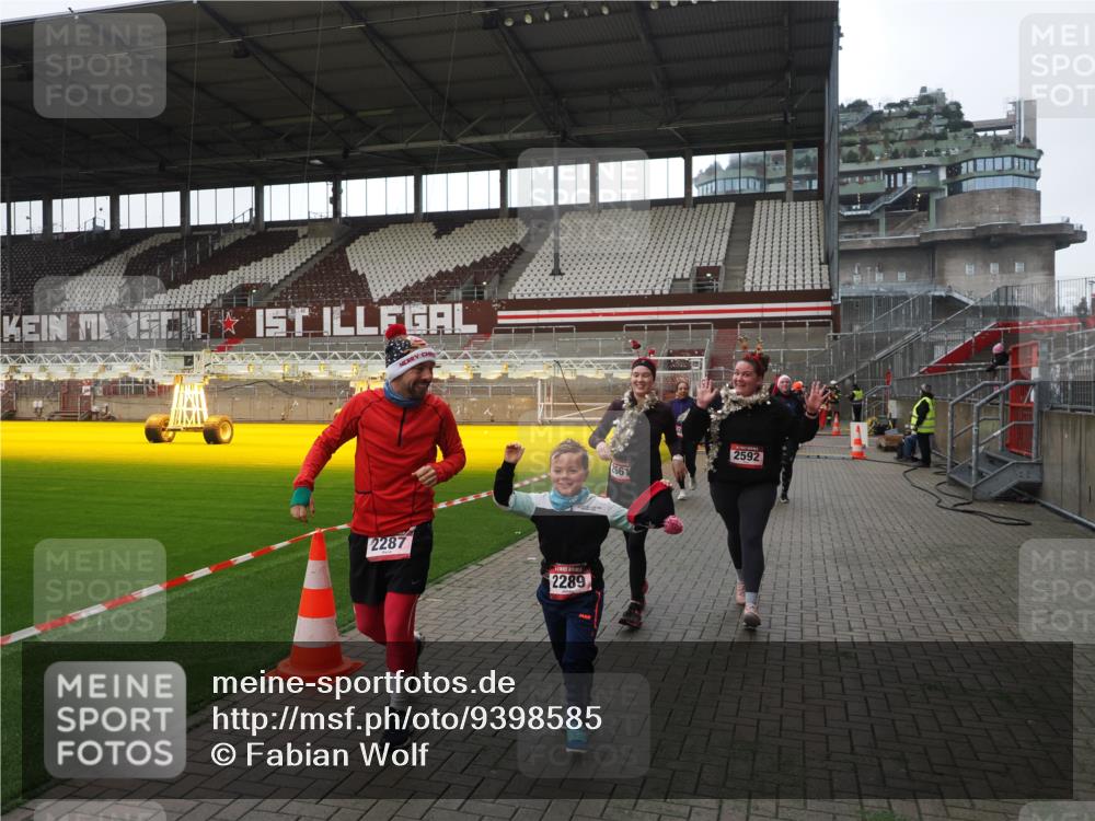 07.12.2025 - St. Pauli X-Mass-Run No. 15 Fabian Wolf http://msf.ph/oto/9398585 07.12.2025 10:52:07 Ziel 27, 1964, 1982, 1984, 2165, 2287, 2289, 2592, 2661, 4550, 4865, 4879, 4880 meine-sportfotos.de
