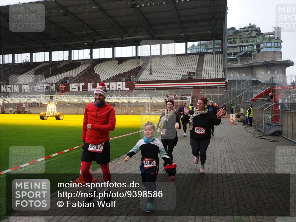 07.12.2025 - St. Pauli X-Mass-Run No. 15 Fabian Wolf http://msf.ph/oto/9398586 07.12.2025 10:52:07 Ziel 27, 1964, 1982, 1984, 2165, 2287, 2289, 2592, 2661, 4550, 4865, 4879, 4880 meine-sportfotos.de