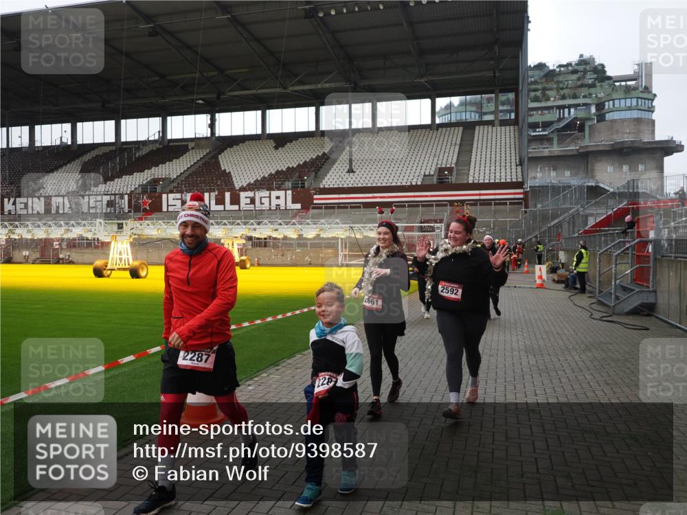 07.12.2025 - St. Pauli X-Mass-Run No. 15 Fabian Wolf http://msf.ph/oto/9398587 07.12.2025 10:52:07 Ziel 27, 1964, 1982, 1984, 2165, 2287, 2289, 2592, 2661, 4550, 4865, 4879, 4880 meine-sportfotos.de