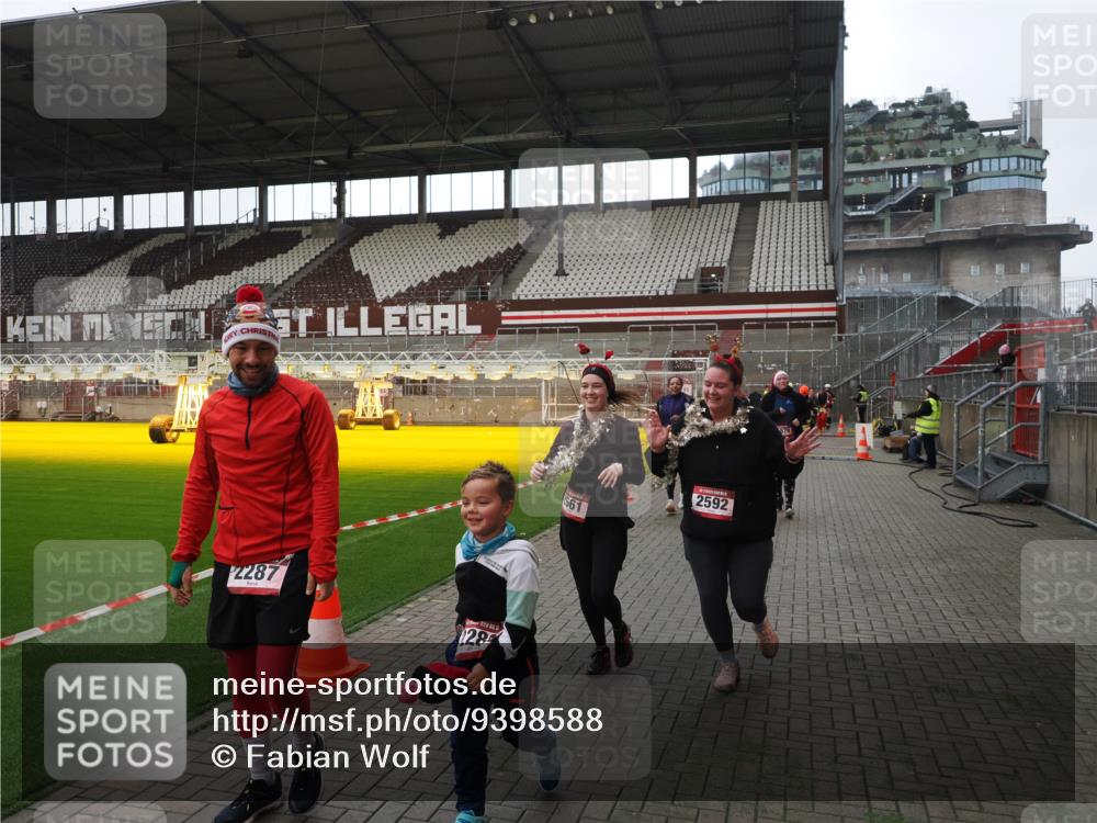 07.12.2025 - St. Pauli X-Mass-Run No. 15 Fabian Wolf http://msf.ph/oto/9398588 07.12.2025 10:52:07 Ziel 27, 1964, 1982, 1984, 2165, 2287, 2289, 2592, 2661, 4550, 4865, 4879, 4880 meine-sportfotos.de