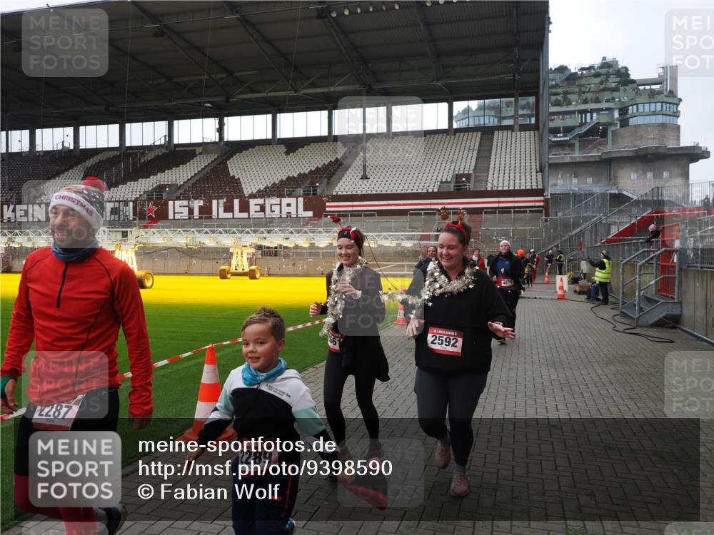 07.12.2025 - St. Pauli X-Mass-Run No. 15 Fabian Wolf http://msf.ph/oto/9398590 07.12.2025 10:52:08 Ziel 27, 1982, 2165, 2287, 2289, 2592, 2661, 4550, 4864, 4865, 4866, 4879, 4880 meine-sportfotos.de