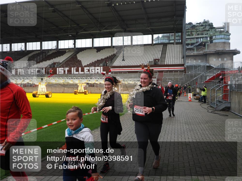 07.12.2025 - St. Pauli X-Mass-Run No. 15 Fabian Wolf http://msf.ph/oto/9398591 07.12.2025 10:52:08 Ziel 27, 1982, 2165, 2287, 2289, 2592, 2661, 4550, 4864, 4865, 4866, 4879, 4880 meine-sportfotos.de
