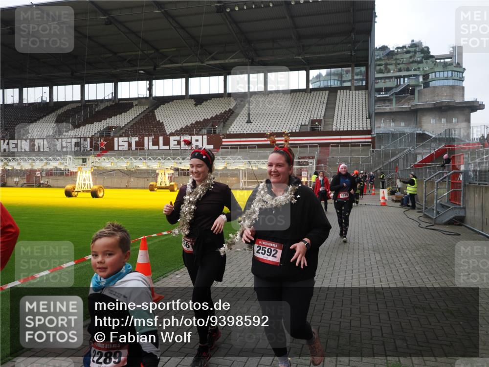 07.12.2025 - St. Pauli X-Mass-Run No. 15 Fabian Wolf http://msf.ph/oto/9398592 07.12.2025 10:52:08 Ziel 27, 1982, 2165, 2287, 2289, 2592, 2661, 4550, 4864, 4865, 4866, 4879, 4880 meine-sportfotos.de