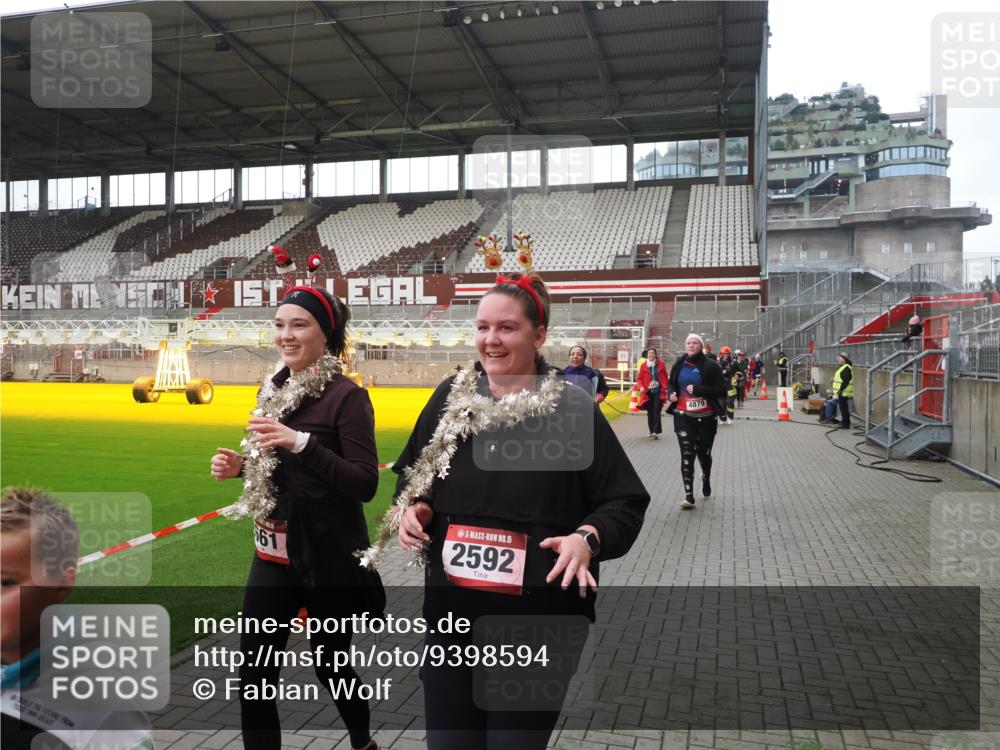 07.12.2025 - St. Pauli X-Mass-Run No. 15 Fabian Wolf http://msf.ph/oto/9398594 07.12.2025 10:52:09 Ziel 27, 2287, 2289, 2592, 2661, 4550, 4864, 4865, 4866, 4879, 4880 meine-sportfotos.de