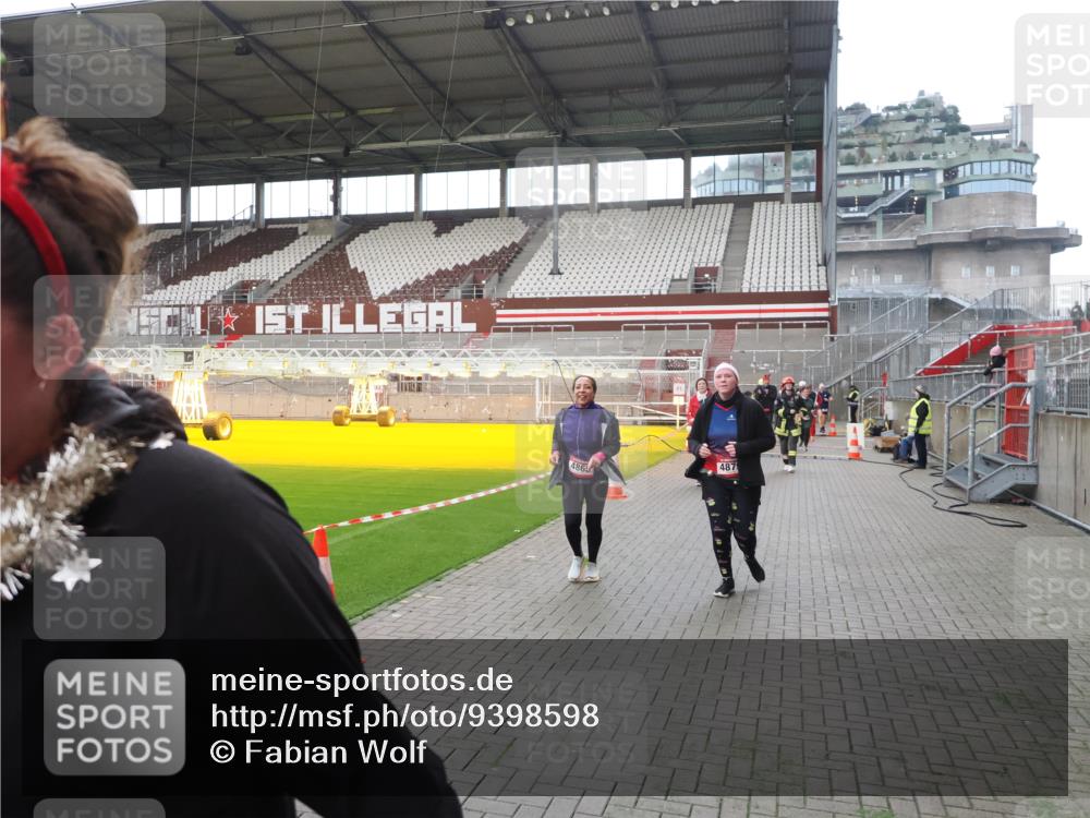 07.12.2025 - St. Pauli X-Mass-Run No. 15 Fabian Wolf http://msf.ph/oto/9398598 07.12.2025 10:52:09 Ziel 27, 2287, 2289, 2592, 2661, 4550, 4864, 4865, 4866, 4879, 4880 meine-sportfotos.de