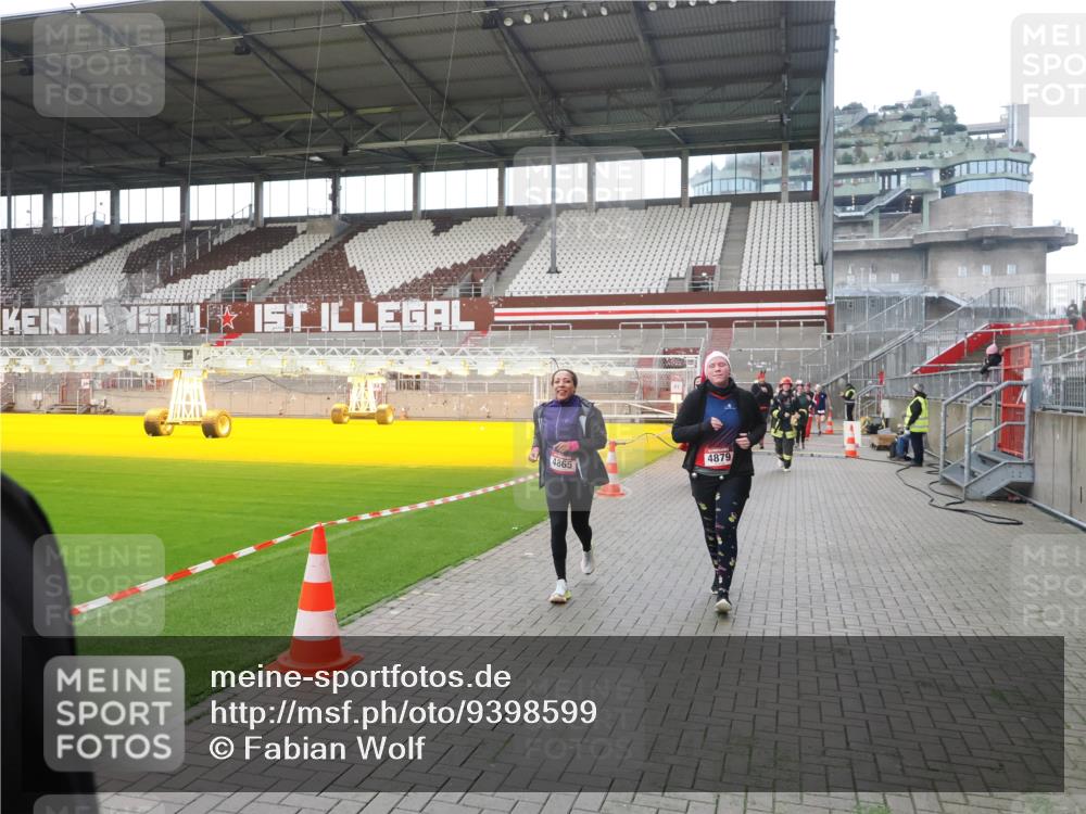 07.12.2025 - St. Pauli X-Mass-Run No. 15 Fabian Wolf http://msf.ph/oto/9398599 07.12.2025 10:52:10 Ziel 27, 499, 506, 2287, 2289, 2592, 2661, 4550, 4864, 4865, 4866, 4879, 4880 meine-sportfotos.de