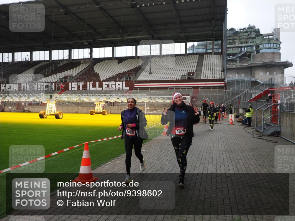 07.12.2025 - St. Pauli X-Mass-Run No. 15 Fabian Wolf http://msf.ph/oto/9398602 07.12.2025 10:52:10 Ziel 27, 499, 506, 2287, 2289, 2592, 2661, 4550, 4864, 4865, 4866, 4879, 4880 meine-sportfotos.de