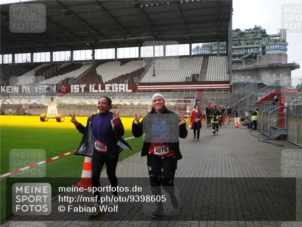 07.12.2025 - St. Pauli X-Mass-Run No. 15 Fabian Wolf http://msf.ph/oto/9398605 07.12.2025 10:52:11 Ziel 27, 499, 506, 654, 931, 2287, 2289, 2592, 2661, 4550, 4864, 4865, 4866, 4879, 4880 meine-sportfotos.de