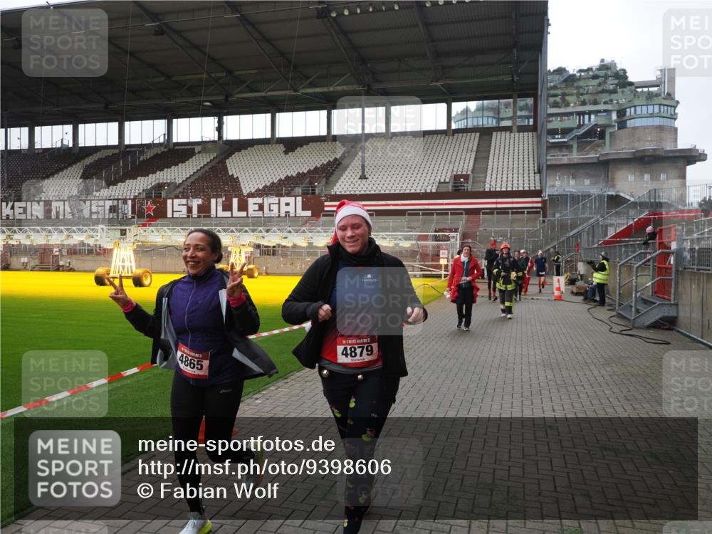 07.12.2025 - St. Pauli X-Mass-Run No. 15 Fabian Wolf http://msf.ph/oto/9398606 07.12.2025 10:52:11 Ziel 27, 499, 506, 654, 931, 2287, 2289, 2592, 2661, 4550, 4864, 4865, 4866, 4879, 4880 meine-sportfotos.de