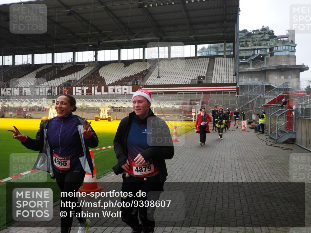07.12.2025 - St. Pauli X-Mass-Run No. 15 Fabian Wolf http://msf.ph/oto/9398607 07.12.2025 10:52:11 Ziel 27, 499, 506, 654, 931, 2287, 2289, 2592, 2661, 4550, 4864, 4865, 4866, 4879, 4880 meine-sportfotos.de