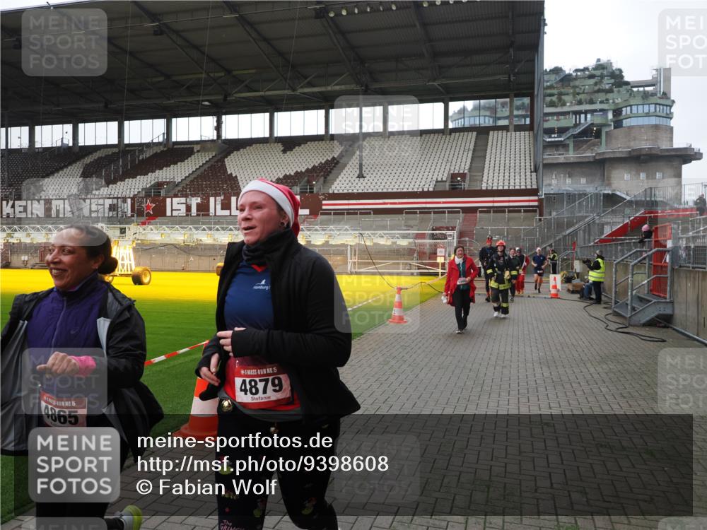 07.12.2025 - St. Pauli X-Mass-Run No. 15 Fabian Wolf http://msf.ph/oto/9398608 07.12.2025 10:52:12 Ziel 27, 499, 506, 654, 931, 1098, 2287, 2289, 2592, 2661, 4550, 4864, 4865, 4866, 4879, 4880 meine-sportfotos.de