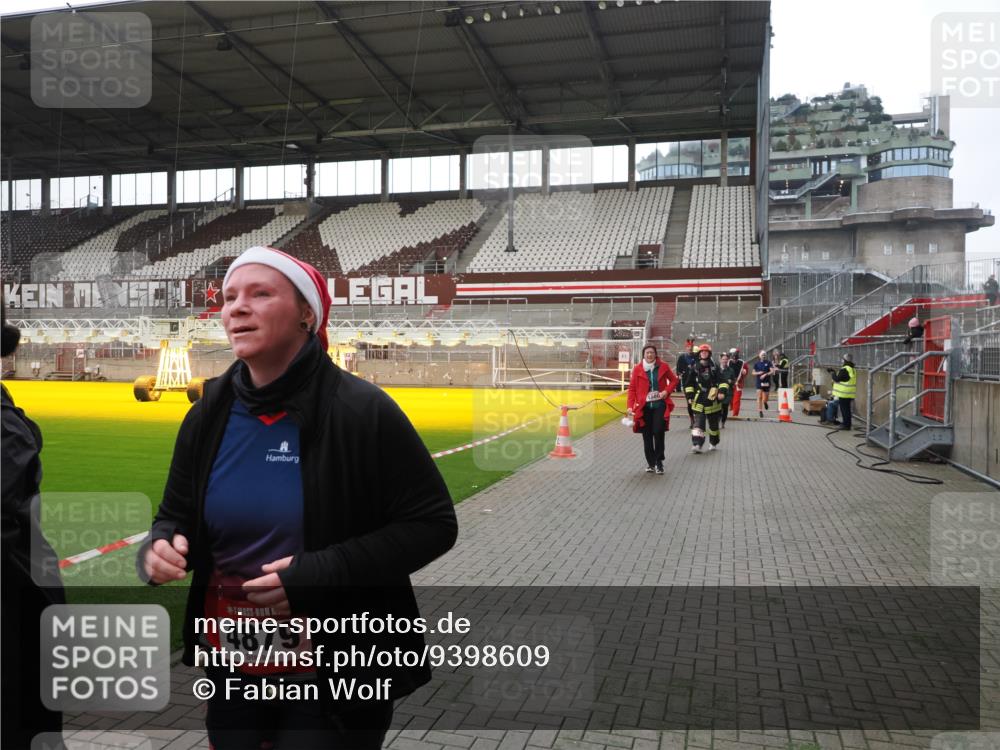 07.12.2025 - St. Pauli X-Mass-Run No. 15 Fabian Wolf http://msf.ph/oto/9398609 07.12.2025 10:52:12 Ziel 27, 499, 506, 654, 931, 1098, 2287, 2289, 2592, 2661, 4550, 4864, 4865, 4866, 4879, 4880 meine-sportfotos.de