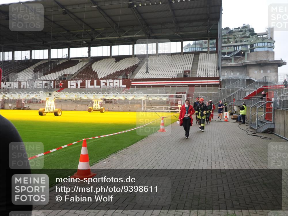 07.12.2025 - St. Pauli X-Mass-Run No. 15 Fabian Wolf http://msf.ph/oto/9398611 07.12.2025 10:52:12 Ziel 27, 499, 506, 654, 931, 1098, 2287, 2289, 2592, 2661, 4550, 4864, 4865, 4866, 4879, 4880 meine-sportfotos.de