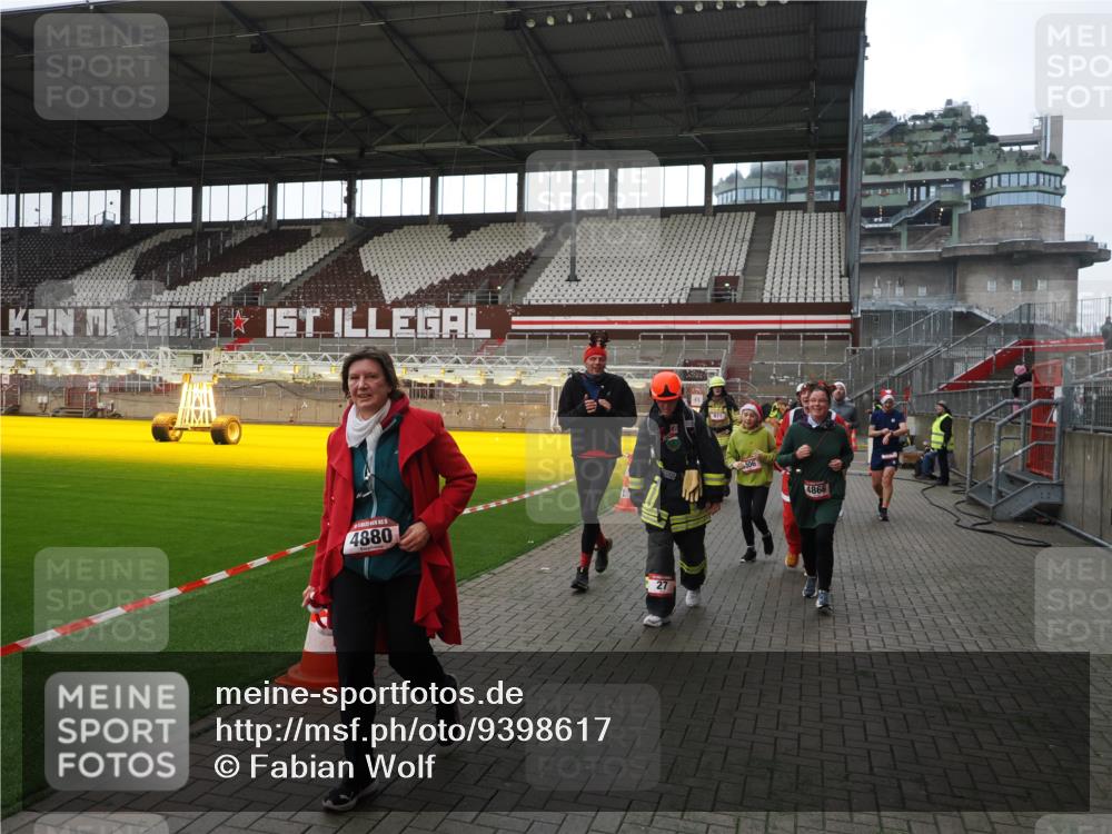 07.12.2025 - St. Pauli X-Mass-Run No. 15 Fabian Wolf http://msf.ph/oto/9398617 07.12.2025 10:52:17 Ziel 27, 499, 506, 654, 931, 1098, 2592, 2661, 4797, 4864, 4865, 4866, 4879, 4880, 4882 meine-sportfotos.de