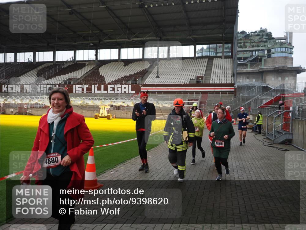 07.12.2025 - St. Pauli X-Mass-Run No. 15 Fabian Wolf http://msf.ph/oto/9398620 07.12.2025 10:52:17 Ziel 27, 499, 506, 654, 931, 1098, 2592, 2661, 4797, 4864, 4865, 4866, 4879, 4880, 4882 meine-sportfotos.de