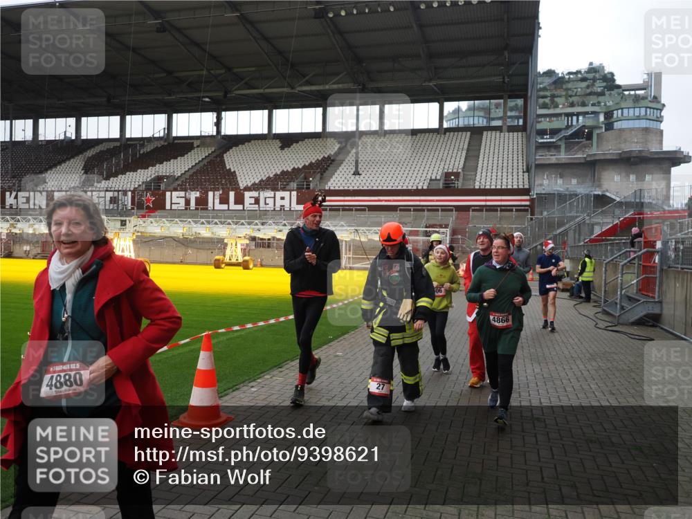 07.12.2025 - St. Pauli X-Mass-Run No. 15 Fabian Wolf http://msf.ph/oto/9398621 07.12.2025 10:52:18 Ziel 27, 499, 506, 654, 931, 1098, 2661, 4797, 4864, 4865, 4866, 4879, 4880, 4882 meine-sportfotos.de