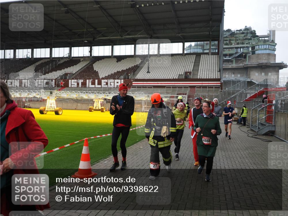 07.12.2025 - St. Pauli X-Mass-Run No. 15 Fabian Wolf http://msf.ph/oto/9398622 07.12.2025 10:52:18 Ziel 27, 499, 506, 654, 931, 1098, 2661, 4797, 4864, 4865, 4866, 4879, 4880, 4882 meine-sportfotos.de