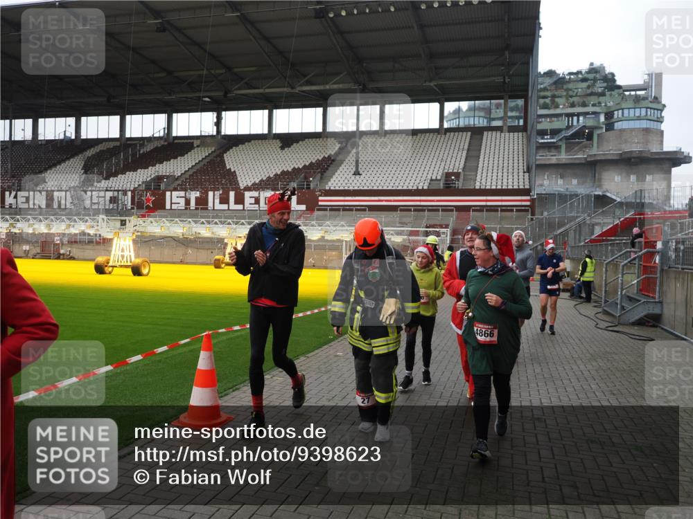 07.12.2025 - St. Pauli X-Mass-Run No. 15 Fabian Wolf http://msf.ph/oto/9398623 07.12.2025 10:52:18 Ziel 27, 499, 506, 654, 931, 1098, 2661, 4797, 4864, 4865, 4866, 4879, 4880, 4882 meine-sportfotos.de