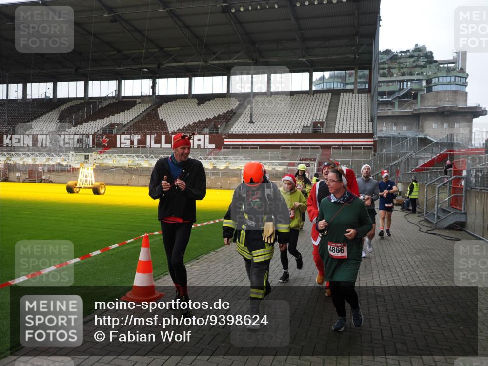 07.12.2025 - St. Pauli X-Mass-Run No. 15 Fabian Wolf http://msf.ph/oto/9398624 07.12.2025 10:52:18 Ziel 27, 499, 506, 654, 931, 1098, 2661, 4797, 4864, 4865, 4866, 4879, 4880, 4882 meine-sportfotos.de