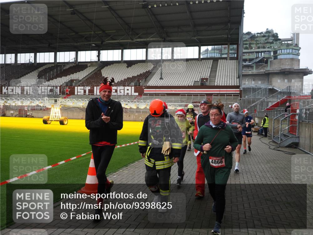 07.12.2025 - St. Pauli X-Mass-Run No. 15 Fabian Wolf http://msf.ph/oto/9398625 07.12.2025 10:52:18 Ziel 27, 499, 506, 654, 931, 1098, 2661, 4797, 4864, 4865, 4866, 4879, 4880, 4882 meine-sportfotos.de