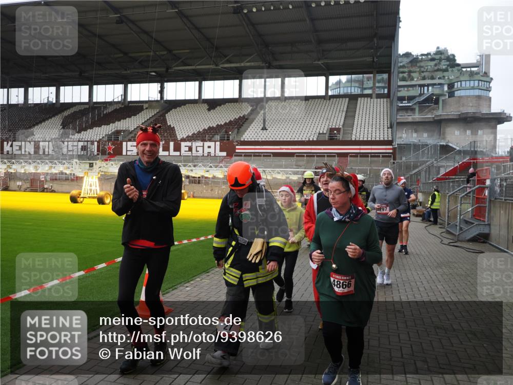 07.12.2025 - St. Pauli X-Mass-Run No. 15 Fabian Wolf http://msf.ph/oto/9398626 07.12.2025 10:52:19 Ziel 27, 499, 506, 654, 931, 1098, 4797, 4864, 4865, 4866, 4879, 4880, 4882 meine-sportfotos.de
