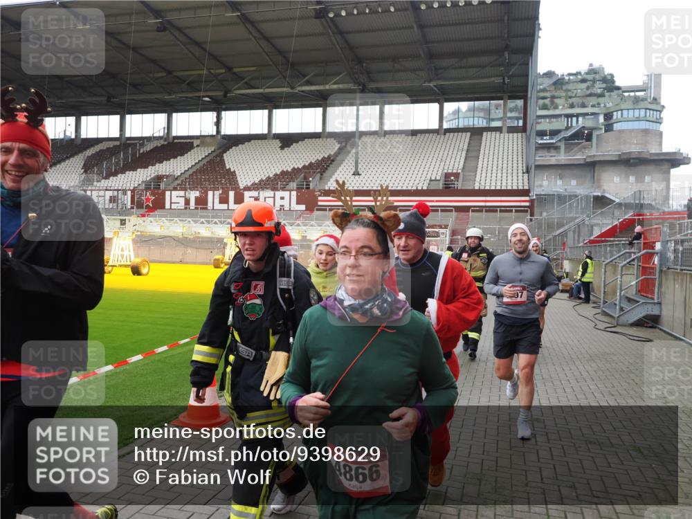 07.12.2025 - St. Pauli X-Mass-Run No. 15 Fabian Wolf http://msf.ph/oto/9398629 07.12.2025 10:52:19 Ziel 27, 499, 506, 654, 931, 1098, 4797, 4864, 4865, 4866, 4879, 4880, 4882 meine-sportfotos.de