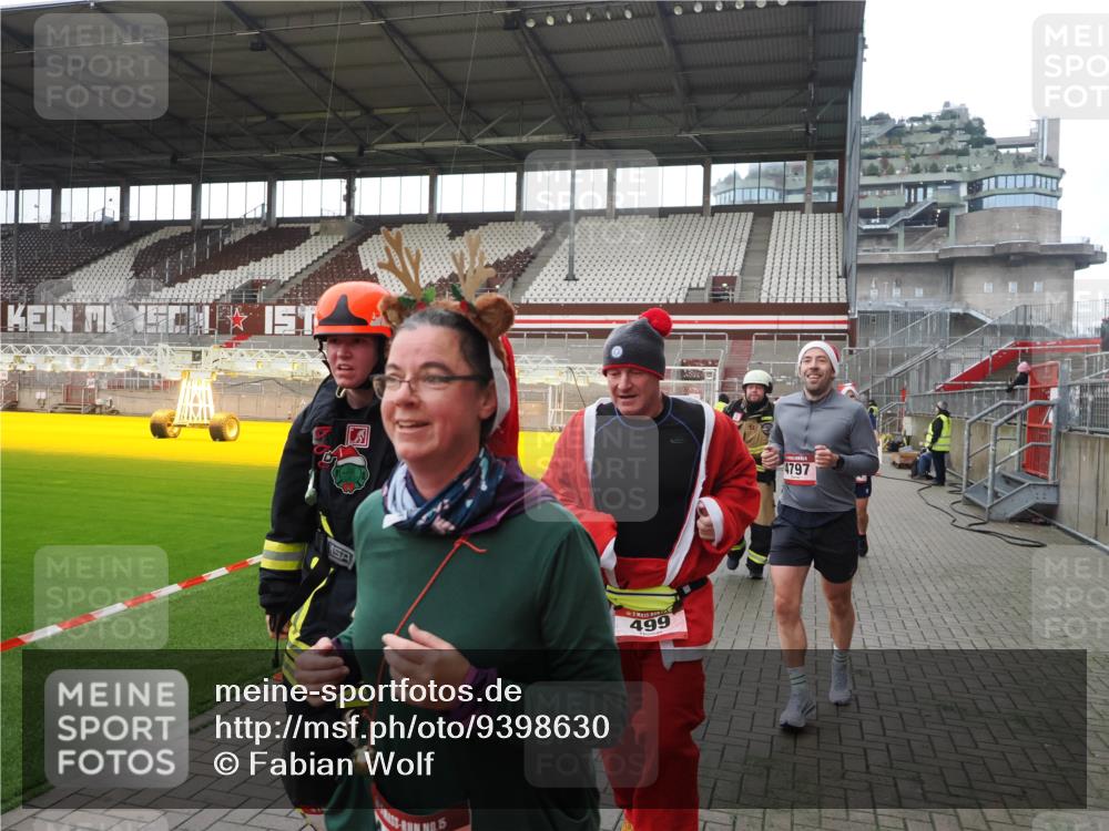 07.12.2025 - St. Pauli X-Mass-Run No. 15 Fabian Wolf http://msf.ph/oto/9398630 07.12.2025 10:52:19 Ziel 27, 499, 506, 654, 931, 1098, 4797, 4864, 4865, 4866, 4879, 4880, 4882 meine-sportfotos.de