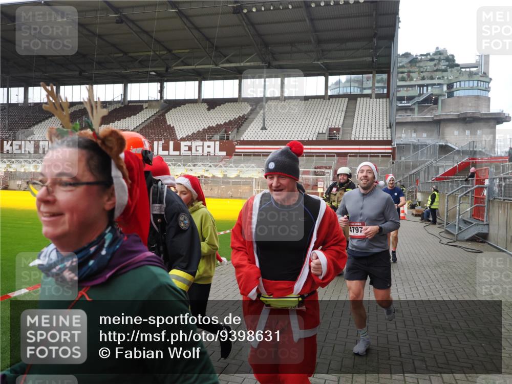 07.12.2025 - St. Pauli X-Mass-Run No. 15 Fabian Wolf http://msf.ph/oto/9398631 07.12.2025 10:52:20 Ziel 27, 499, 506, 654, 931, 1098, 4797, 4864, 4865, 4866, 4879, 4880, 4882 meine-sportfotos.de