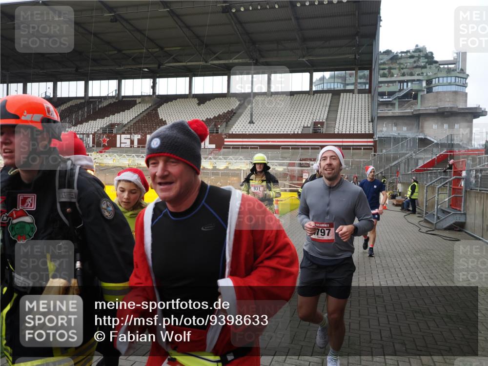 07.12.2025 - St. Pauli X-Mass-Run No. 15 Fabian Wolf http://msf.ph/oto/9398633 07.12.2025 10:52:20 Ziel 27, 499, 506, 654, 931, 1098, 4797, 4864, 4865, 4866, 4879, 4880, 4882 meine-sportfotos.de