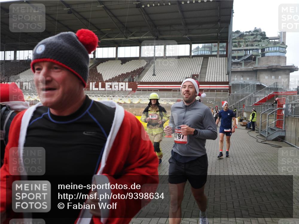 07.12.2025 - St. Pauli X-Mass-Run No. 15 Fabian Wolf http://msf.ph/oto/9398634 07.12.2025 10:52:20 Ziel 27, 499, 506, 654, 931, 1098, 4797, 4864, 4865, 4866, 4879, 4880, 4882 meine-sportfotos.de