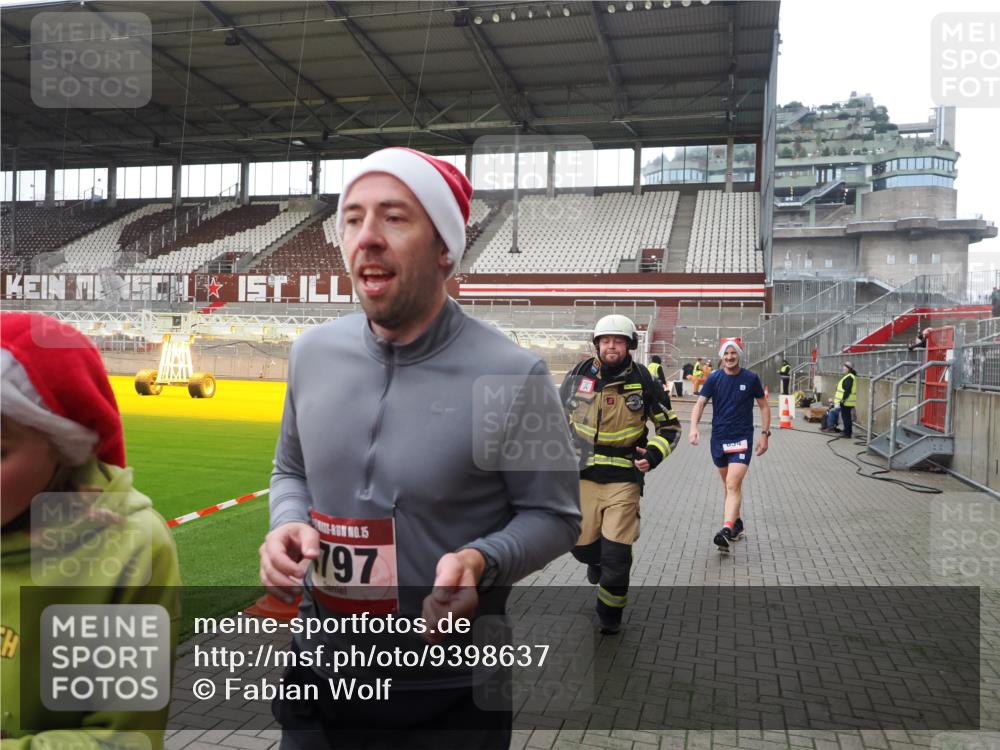 07.12.2025 - St. Pauli X-Mass-Run No. 15 Fabian Wolf http://msf.ph/oto/9398637 07.12.2025 10:52:21 Ziel 27, 499, 506, 654, 931, 1098, 4797, 4864, 4865, 4866, 4880, 4882 meine-sportfotos.de