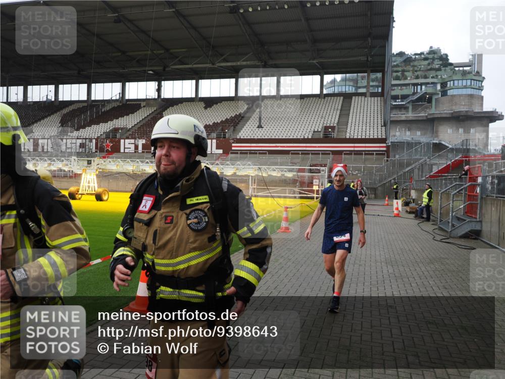 07.12.2025 - St. Pauli X-Mass-Run No. 15 Fabian Wolf http://msf.ph/oto/9398643 07.12.2025 10:52:22 Ziel 27, 499, 506, 654, 931, 1098, 4797, 4864, 4866, 4882 meine-sportfotos.de