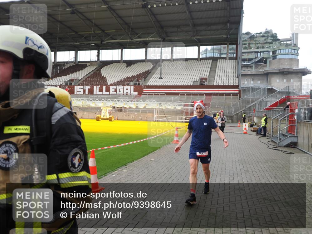 07.12.2025 - St. Pauli X-Mass-Run No. 15 Fabian Wolf http://msf.ph/oto/9398645 07.12.2025 10:52:22 Ziel 27, 499, 506, 654, 931, 1098, 4797, 4864, 4866, 4882 meine-sportfotos.de