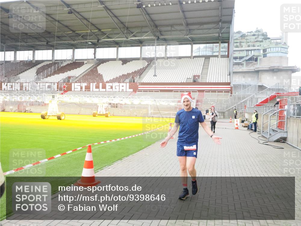 07.12.2025 - St. Pauli X-Mass-Run No. 15 Fabian Wolf http://msf.ph/oto/9398646 07.12.2025 10:52:23 Ziel 27, 499, 506, 654, 931, 1098, 4797, 4864, 4866, 4882 meine-sportfotos.de