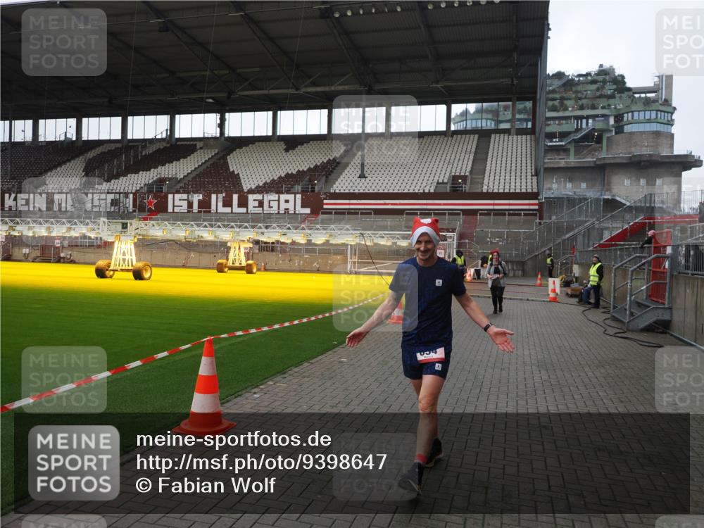 07.12.2025 - St. Pauli X-Mass-Run No. 15 Fabian Wolf http://msf.ph/oto/9398647 07.12.2025 10:52:23 Ziel 27, 499, 506, 654, 931, 1098, 4797, 4864, 4866, 4882 meine-sportfotos.de