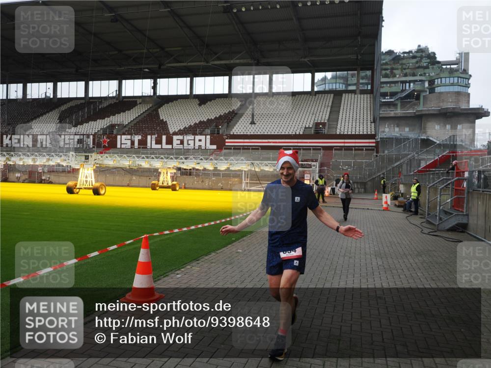 07.12.2025 - St. Pauli X-Mass-Run No. 15 Fabian Wolf http://msf.ph/oto/9398648 07.12.2025 10:52:23 Ziel 27, 499, 506, 654, 931, 1098, 4797, 4864, 4866, 4882 meine-sportfotos.de